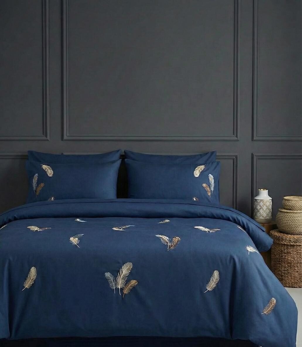 Parure housse de couette brodée satin de coton Plumes Dorées Bleu Marine – HB-R19