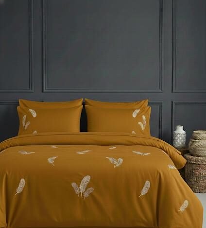 Parure housse de couette brodée satin de coton Plumes Dorées Moutarde – HB-R19