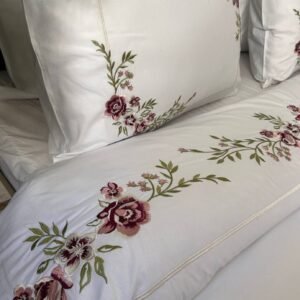 Détail broderie roses et feuillage sur housse de couette blanche – HB-R23