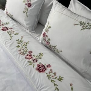 Parure housse de couette brodée satin de coton blanc Roses Anciennes HB-R23 – lit