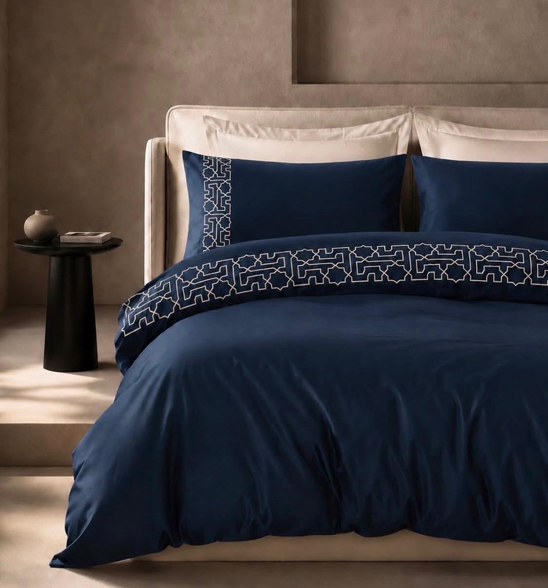 Parure housse de couette brodée satin de coton Arabesque Bleu Marine HB-R8 – lit