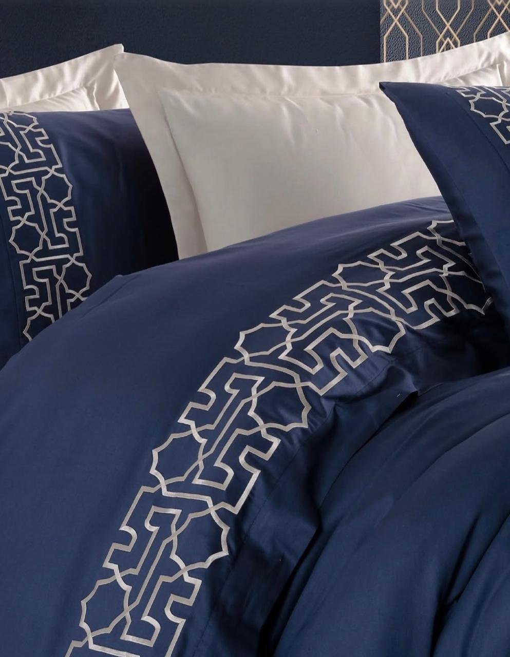 Broderie arabesque sur housse de couette satin de coton bleu marine – HB-R8