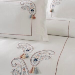 Broderie motif cachemire avec pompons sur housse et taie satin de coton blanc – HB-R14