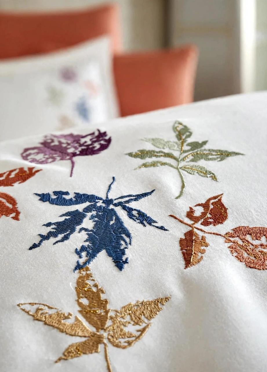 Broderie feuilles multicolores sur housse de couette satin de coton blanc – HB-R9
