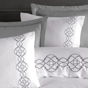 Broderie médaillons gris sur taies et housse satin de coton blanc – HB-R24