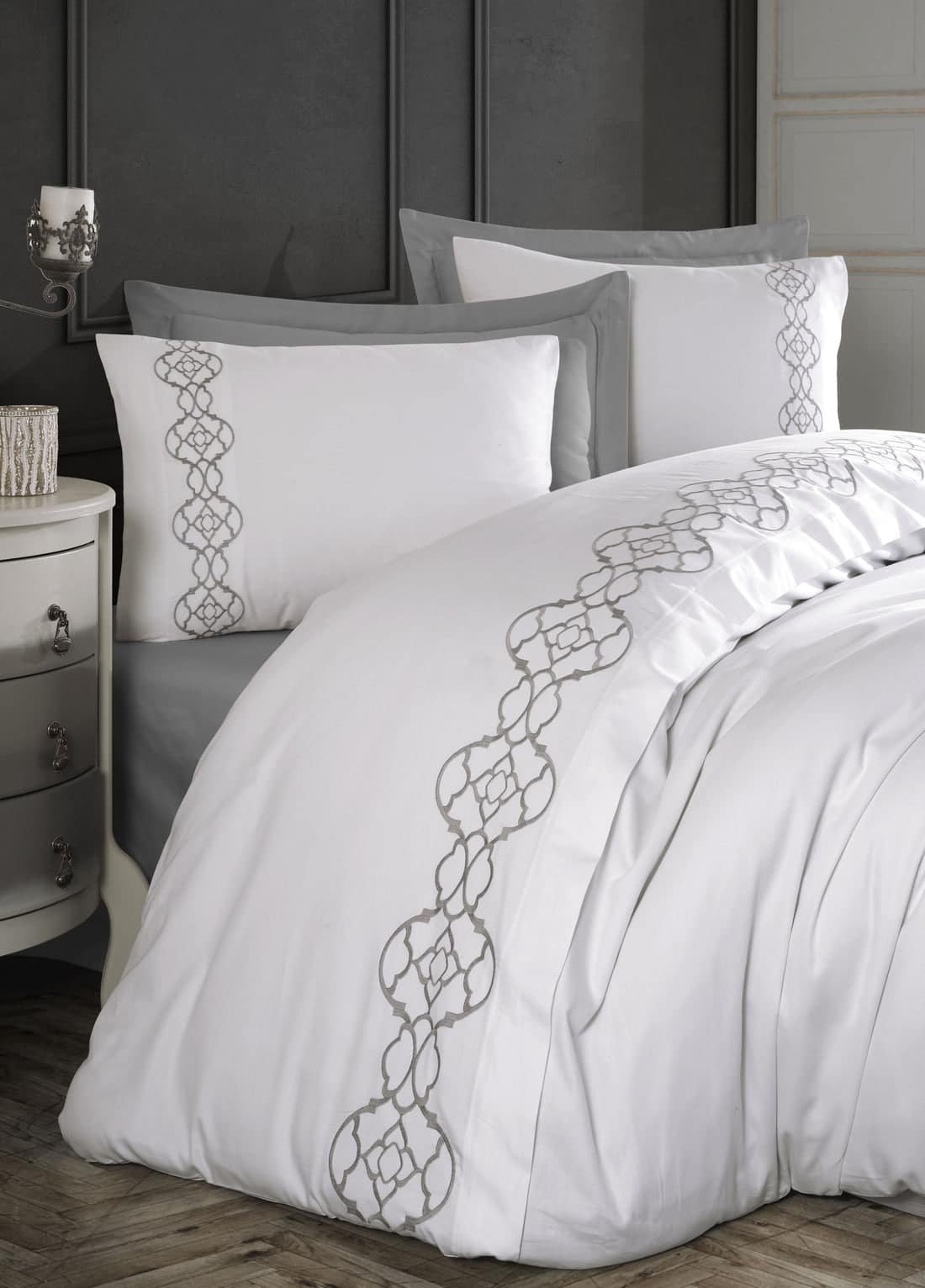 Chambre avec parure brodée Médaillons blanc et gris – HB-R24