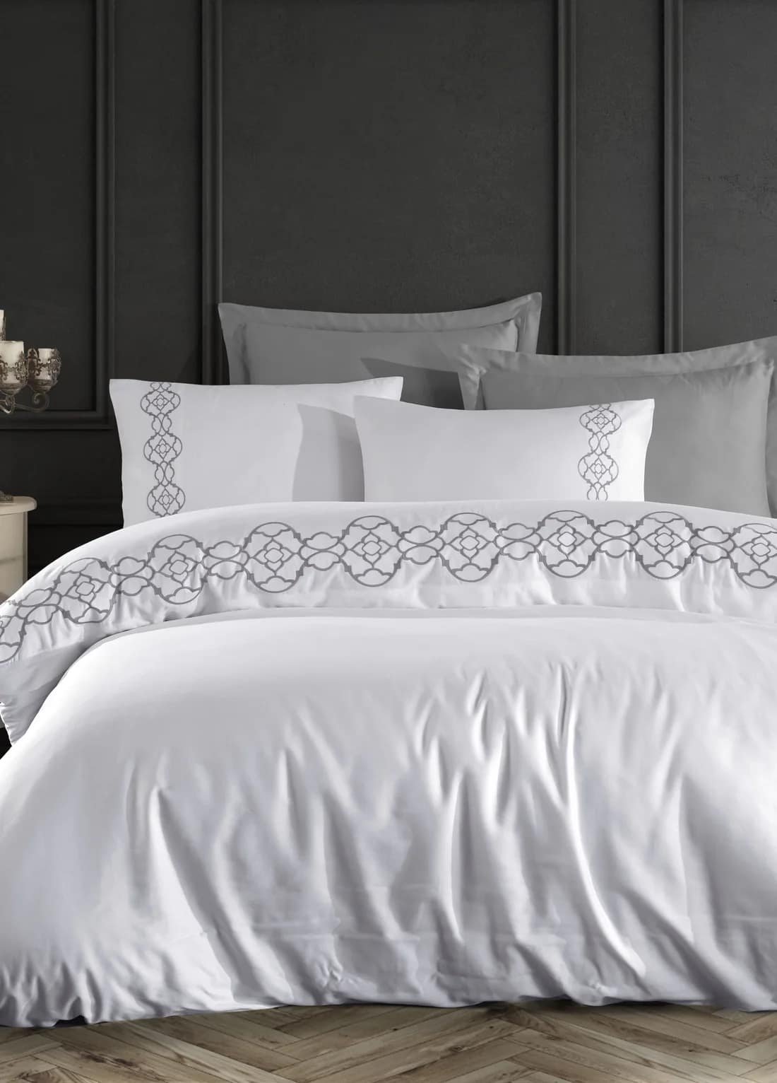 Parure housse de couette brodée satin de coton blanc Médaillons gris HB-R24 – lit