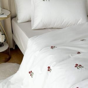 Broderie petites fleurs rouges sur housse et taies satin de coton blanc – HB-R20