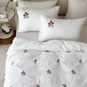 Parure housse de couette brodée satin de coton blanc Petites Fleurs Rouges HB-R20 – lit