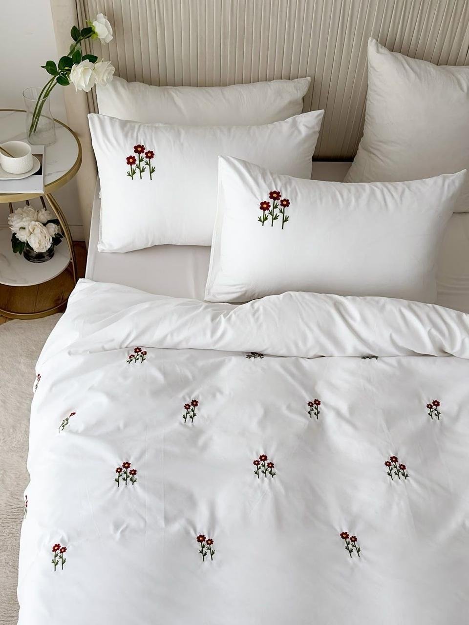 Parure housse de couette brodée satin de coton blanc Petites Fleurs Rouges HB-R20 – lit