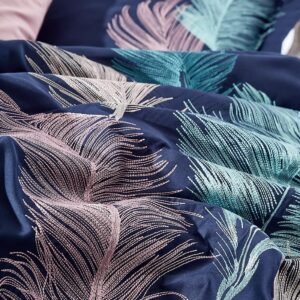 Détail broderie plumes sur housse de couette bleu nuit – HB-R13