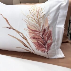 Taie d’oreiller brodée plume rose – parure satin de coton HB-R7