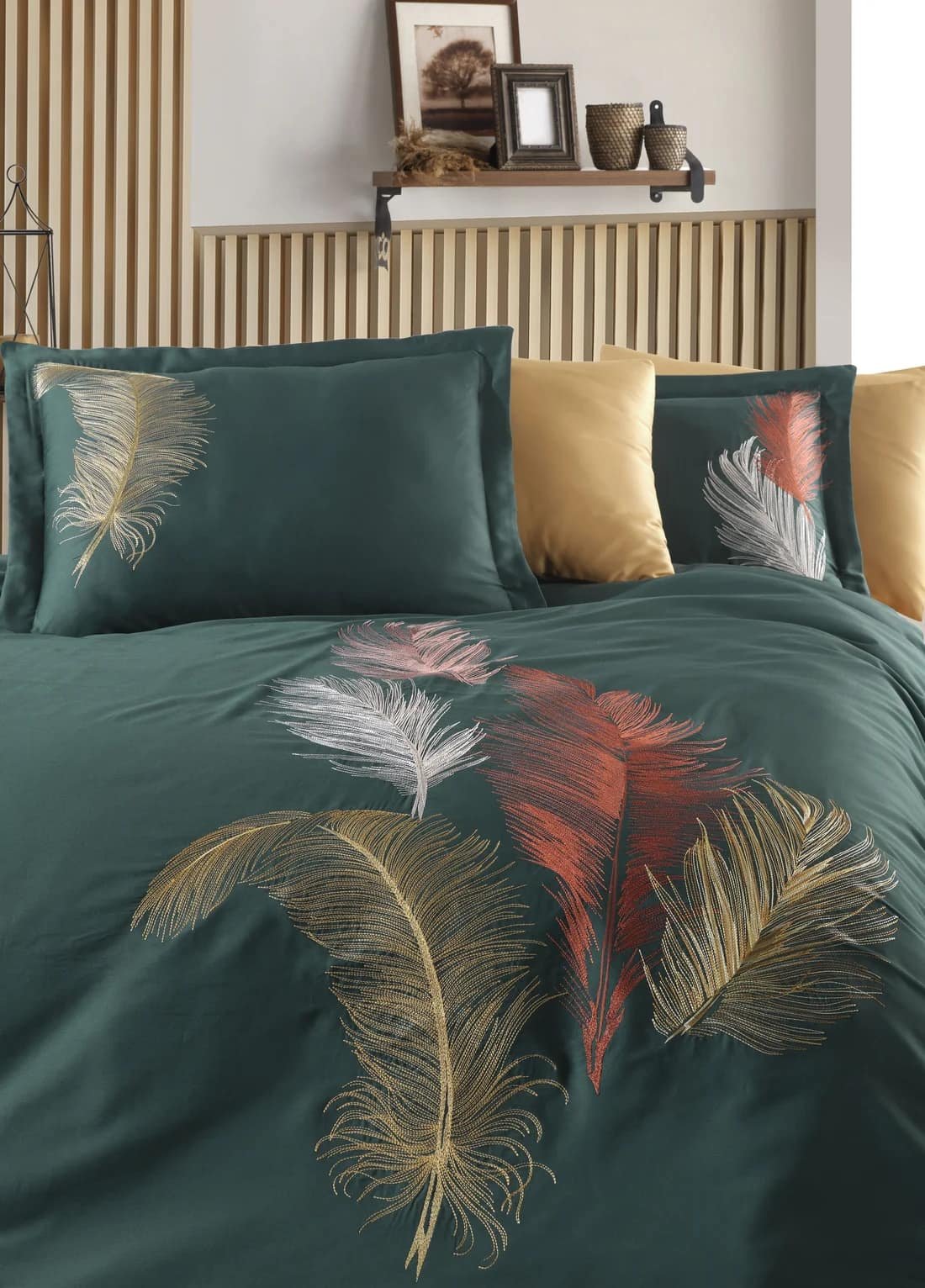 Broderie plumes dorées, blanches et terracotta sur satin de coton vert émeraude – HB-R12