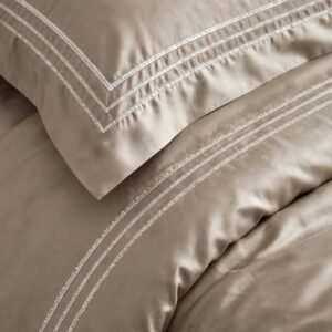 Broderie 3 lignes sur satin de coton Taupe – parure HB-R6