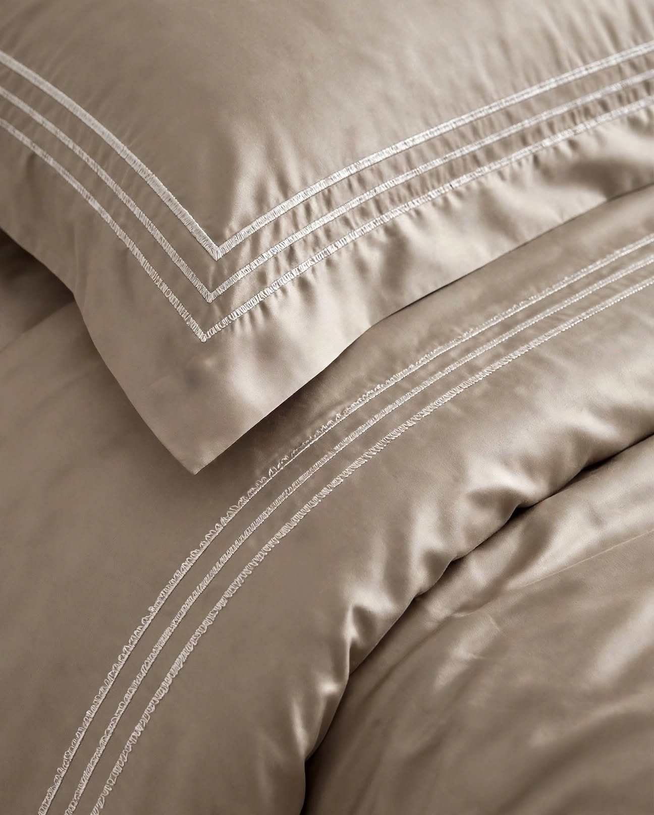 Broderie 3 lignes sur satin de coton Taupe – parure HB-R6