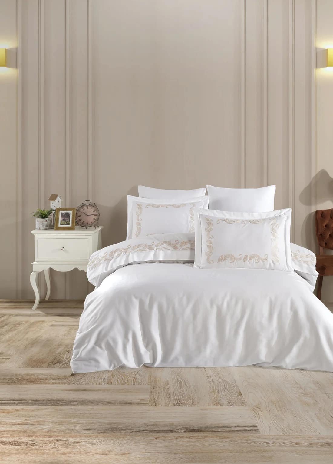 Chambre avec parure brodée Volutes Dorées blanche – HB-R25