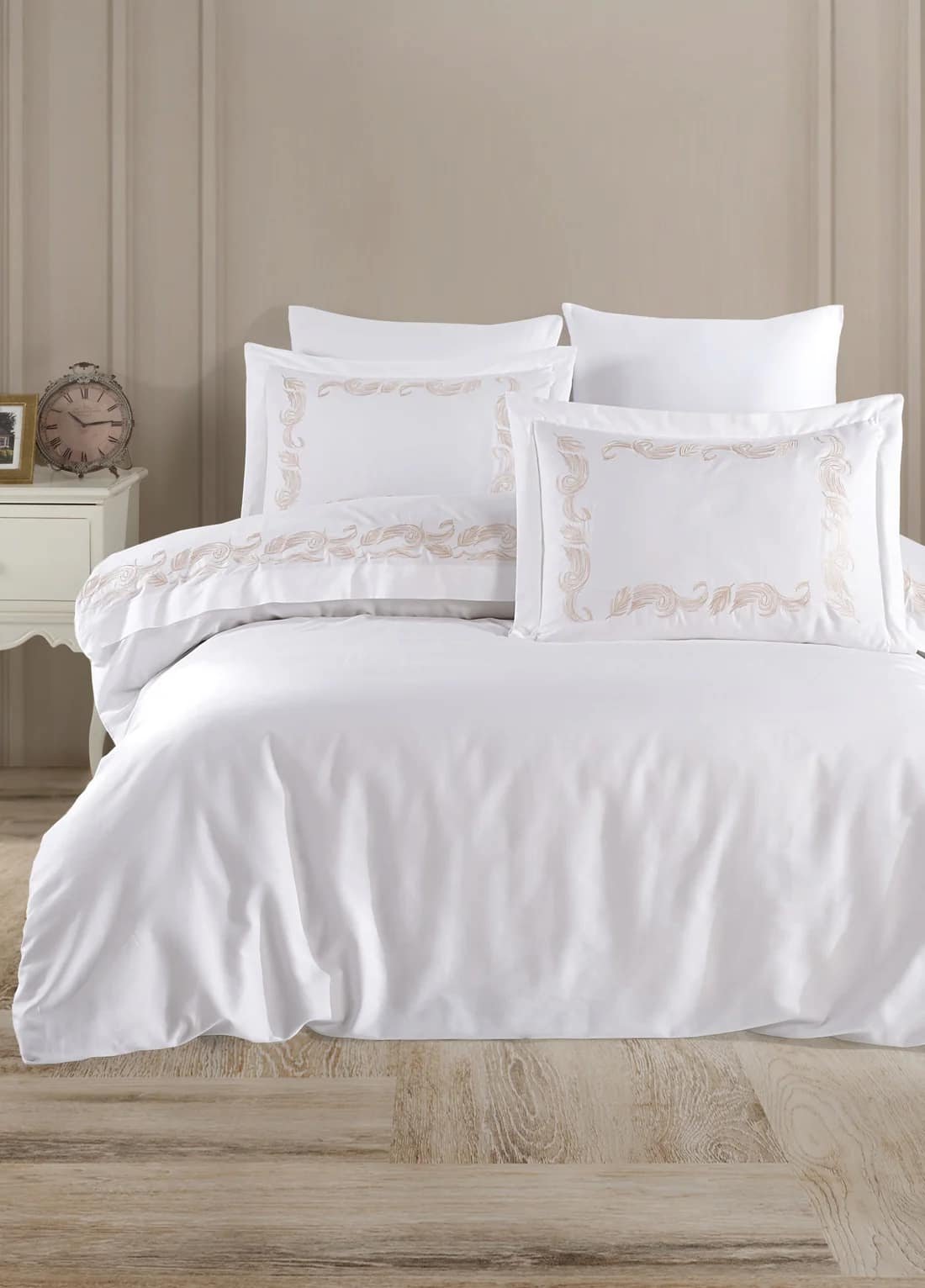 Parure housse de couette brodée satin de coton blanc Volutes Dorées HB-R25 – lit